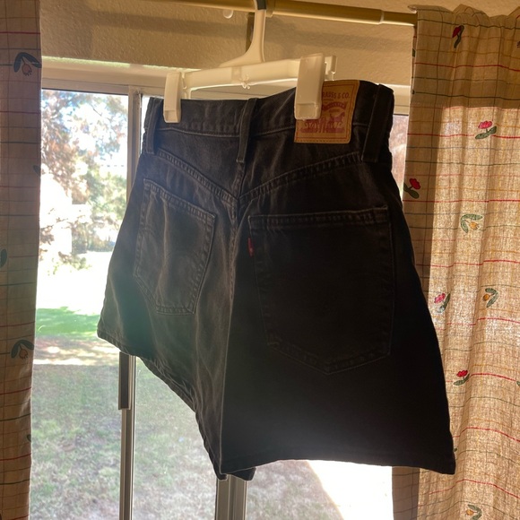 Levi’s high waisted mom shorts - Picture 3 of 3